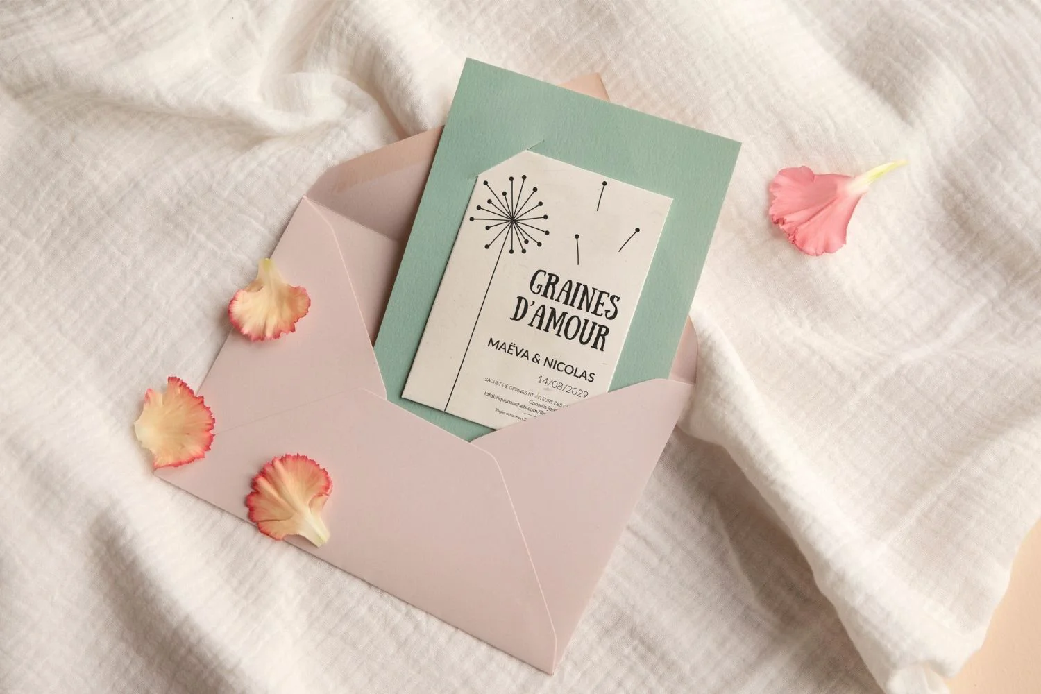Faire-part à semer carte eucalyptus, sachet blanc moucheté "graines d'amour" et enveloppe rose pourdré