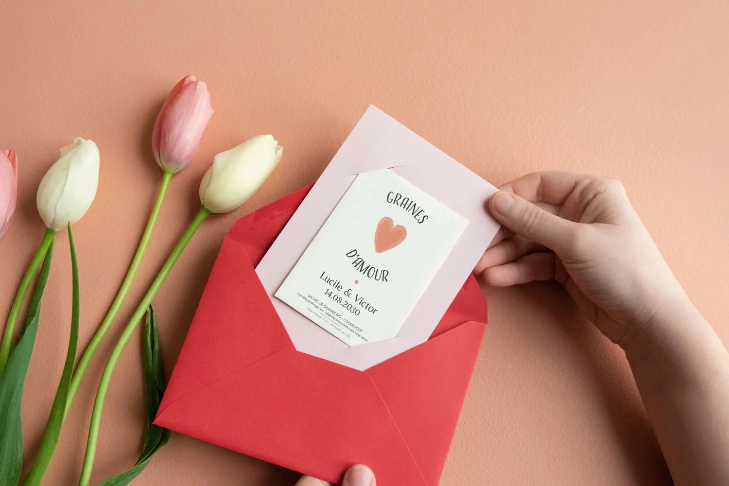 Faire-part de graines à semer rose poudrée, enveloppe rouge et sachet graines d'amour