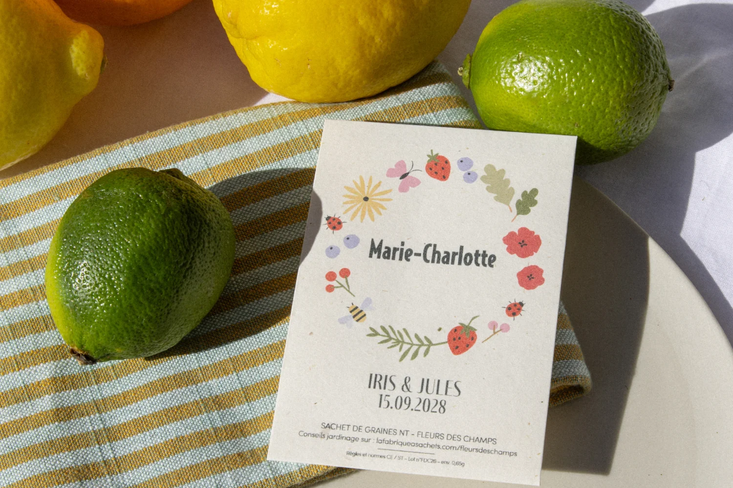 Sachet de graines cadeau invité mariage et marque-place 2-en-1 déposé sur une table de mariage avec des citrons