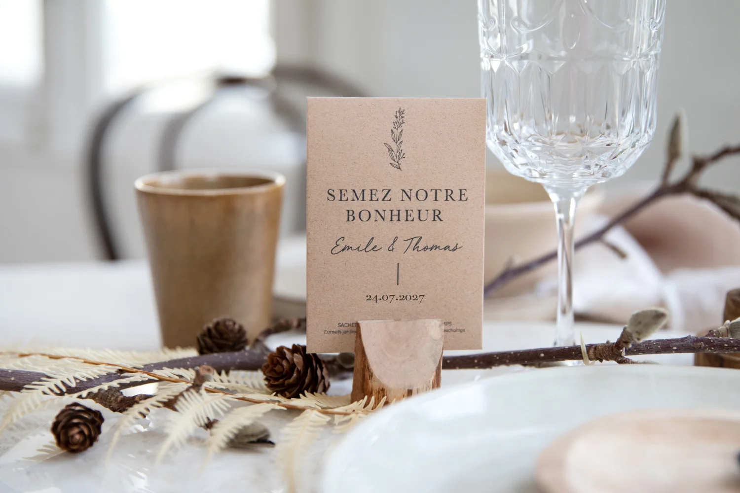 Sachet de graines cadeau invité mariage en kraft déposé sur une table de mariage au décor champêtre et automnal