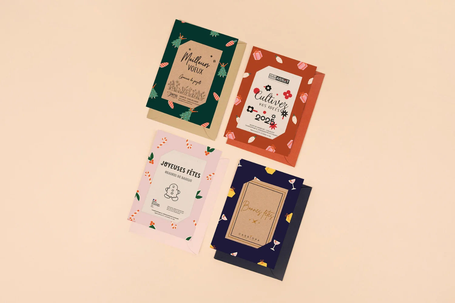 Carte de voeux à semer bleu marine et sachet de graines kraft "tous nos voeux" posée sur une table de fêtes