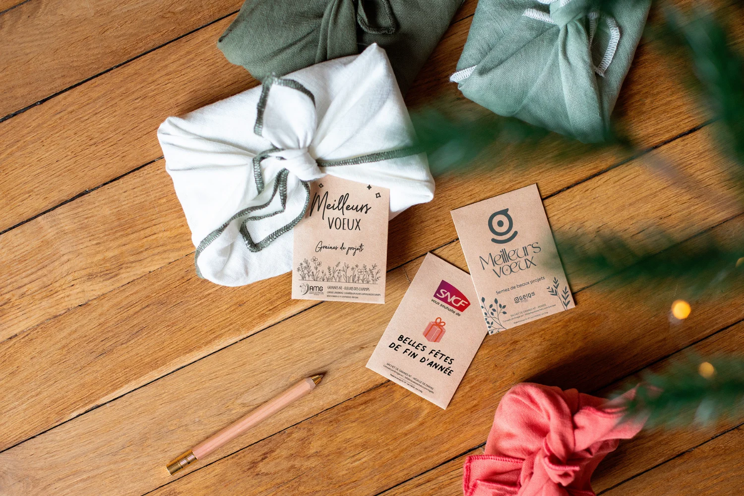 Sachets de graines meilleurs voeux à semer en papier kraft posées sous un sapin